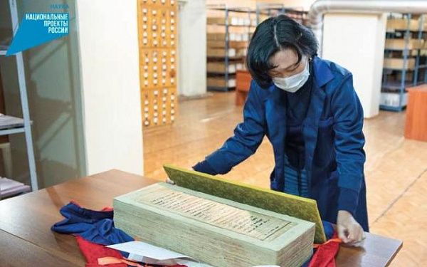 Ученые из молодежной лаборатории в Улан-Удэ исследуют сочинения на старомонгольской письменности и тибетском языке