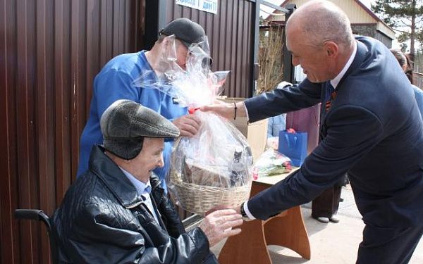 Зампред правительства Бурятии поздравил 100-летнего ветерана с Днем Победы