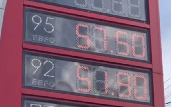 На улан-удэнских заправках почти на пять рублей подешевел бензин 