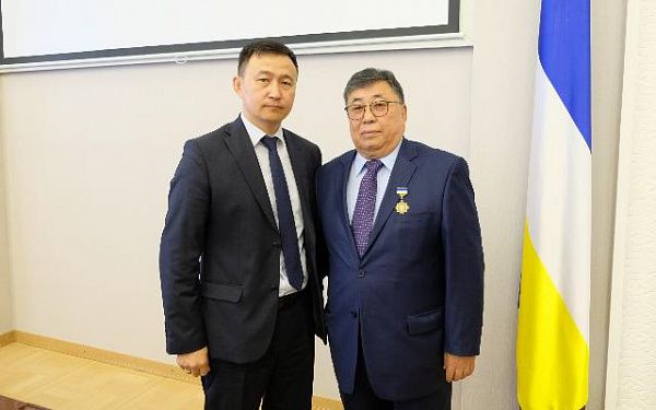 В Правительстве Бурятии наградили медалью посла Монголии