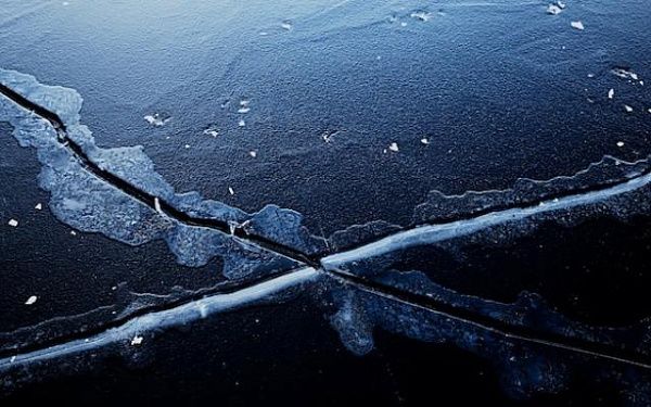 На озере Бурятии обнаружили огромную трещину на льду