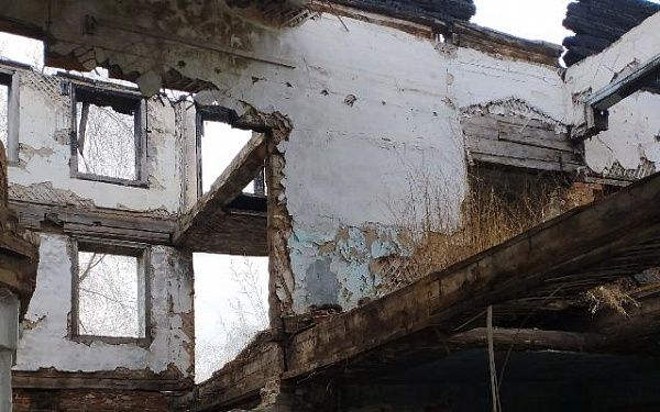 Некогда помпезное здание бывшего госбанка в приграничном городе Бурятии стало опасным