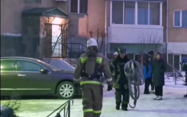 15 человек эвакуировано при тушении пожара в многоквартирном доме в Улан-Удэ