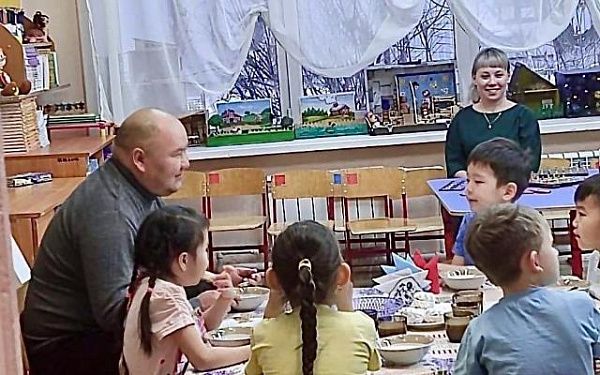 Депутат горсовета Улан-Удэ позавтракал в детсаду 
