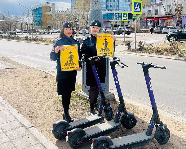 Водитель самоката - СПЕШИВАЙСЯ на пешеходном переходе