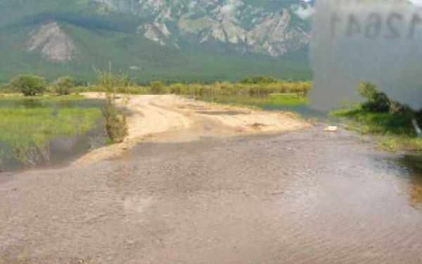 В Бурятии из-за подъема реки вода подтопила автодорогу