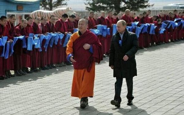 Путин наградил орденом Почёта главу буддистов России