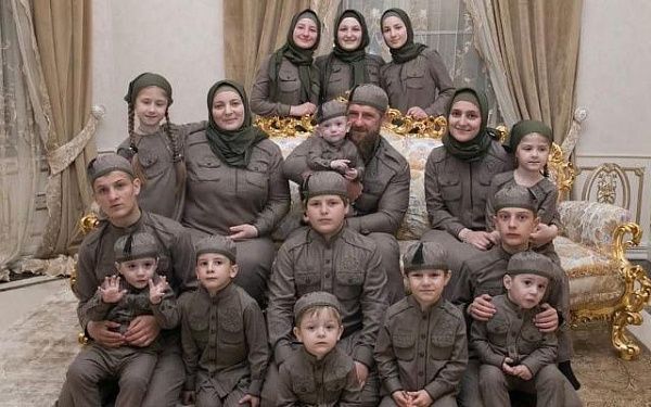 Президент России присвоил супруге Кадырова звание "Мать-героиня"