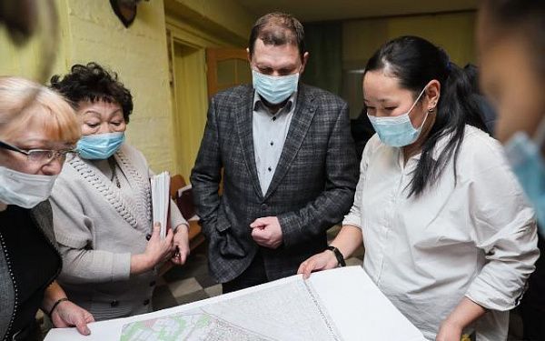Мэр Улан-Удэ Игорь Шутенков взял на контроль ситуацию с самоволками в мкр. Таежный