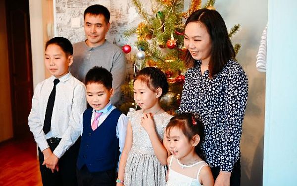 Многодетная семья из Улан-Удэ получила новогодние подарки от Юрия Трутнева