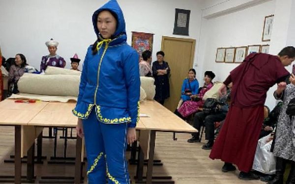 В Бурятии юные мастерицы на конкурсе Иволгинского дацана представили стилизованный горнолыжный костюм