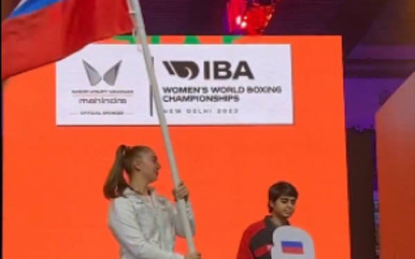 Женская сборная России по боксу вышла на церемонию открытия чемпионата мира с российским флагом