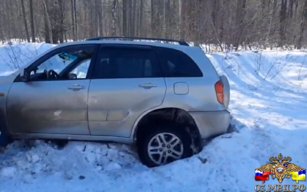 В Прибайкальском районе сотрудники ГИБДД оказали помощь автомобилисту, попавшему в снежную ловушку