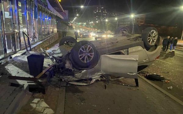 В Улан-Удэ автомобилист наехал на торговый павильон и перевернулся