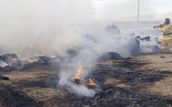 Автомобиль, груженный сеном загорелся на ходу в Бурятии