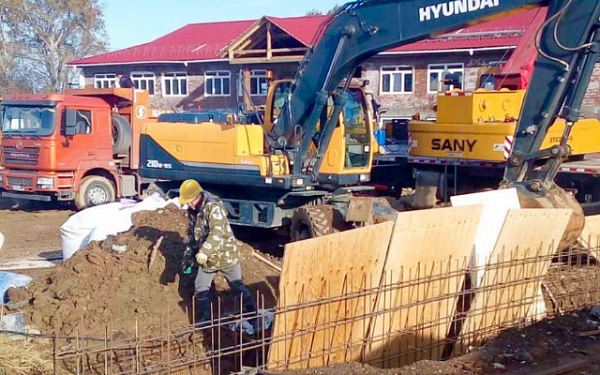 Подрядчик на строительстве школы в Клюевке усилил темп работ