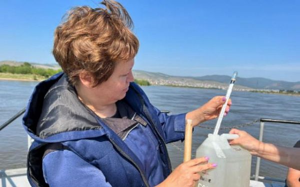 В Улан-Удэ специалисты проверяют качество воды в реке Селенга