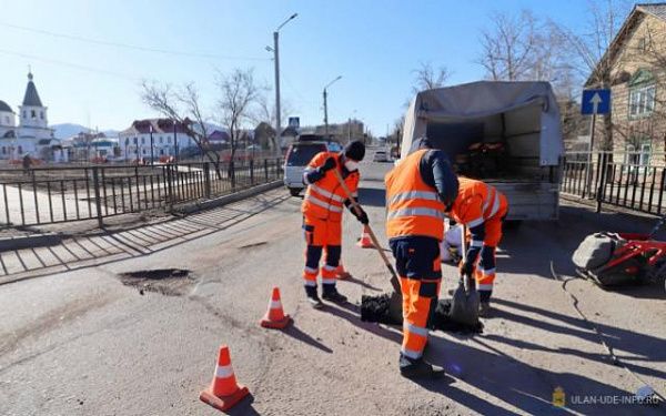 В Улан-Удэ приступили к ямочному ремонту дорог горячим асфальтом