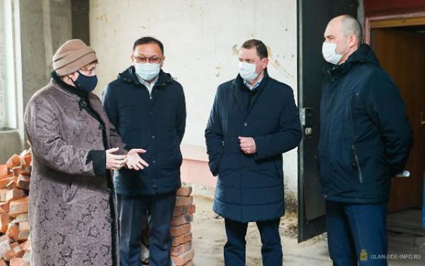 Мэр Улан-Удэ осмотрел ход строительства пищеблока к школе №35
