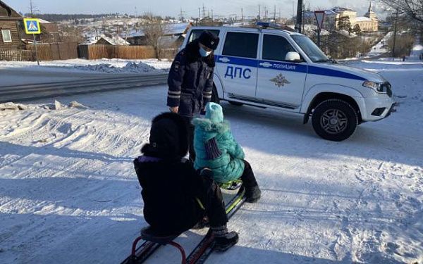 В столице Бурятии автоинспекторы проверяют места зимних развлечений детей