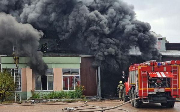 Огнеборцы ликвидируют пожар в Улан-Удэ