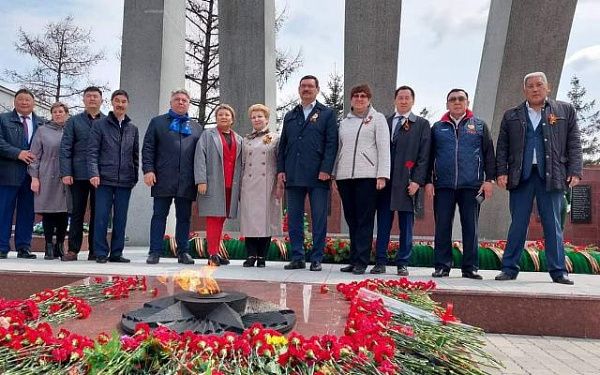 Депутаты Улан-Удэнского городского Совета 9 мая возложили цветы к Мемориалу умерших от ран в госпиталях