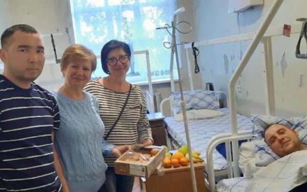 Жители Краснодара посещают раненых из Бурятии в госпитале