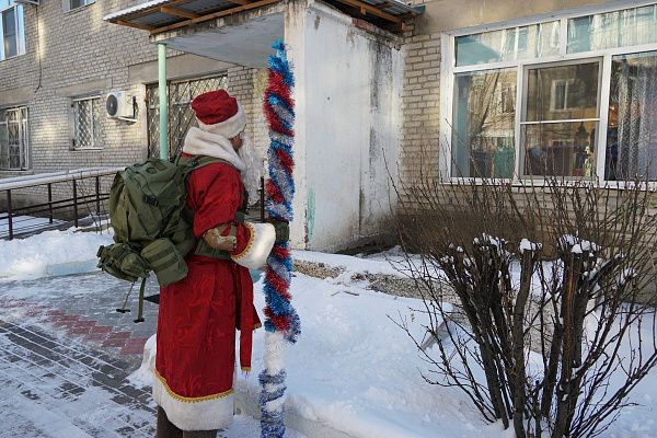 В Бурятии Дед Мороз-спецназовец поздравил воспитанников детдома