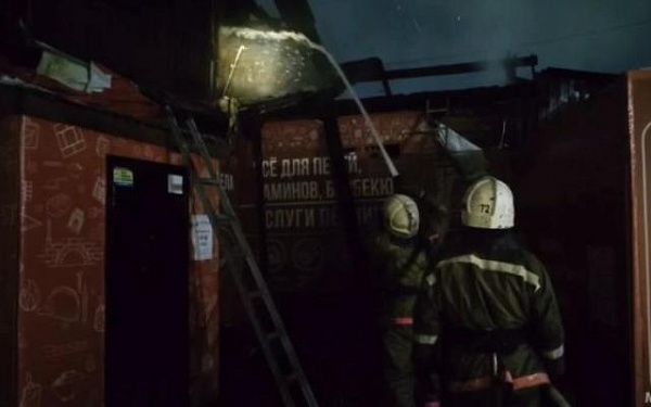 В Улан-Удэ огонь охватил склад и кровлю магазина 
