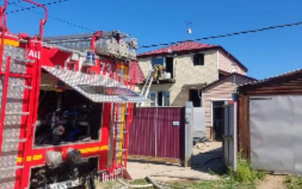 В Улан-Удэ горел двухэтажный жилой дом 