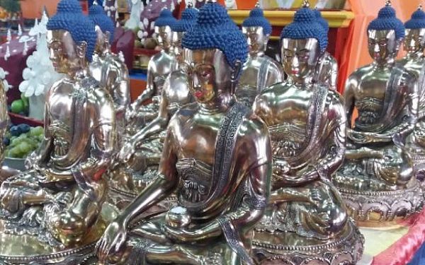 В Бурятии верующие делают подношение в виде статуй Будды