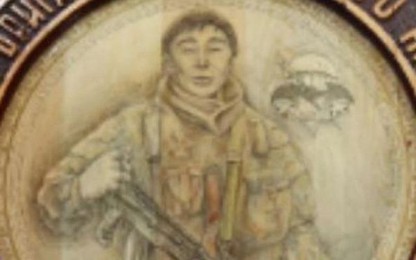 В Бурятии осужденный изготовил барельеф в память о погибшем брате на СВО