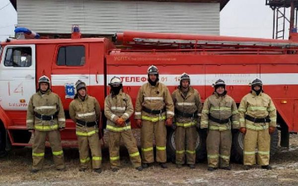 Жители села Бурятии поблагодарили пожарных за спасение дома