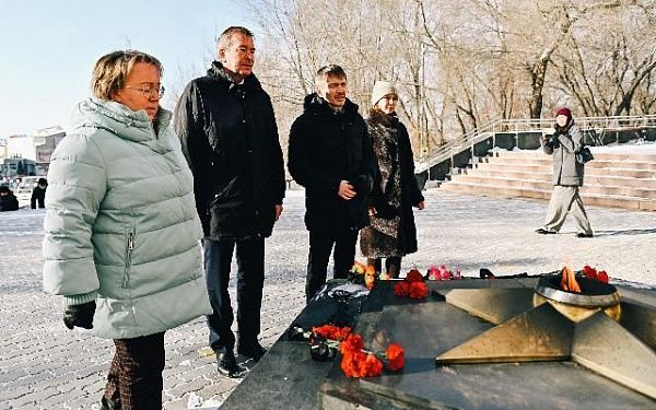 Генеральный консул Германии Бернд Финке возложил цветы к Мемориалу Победы в Улан-Удэ