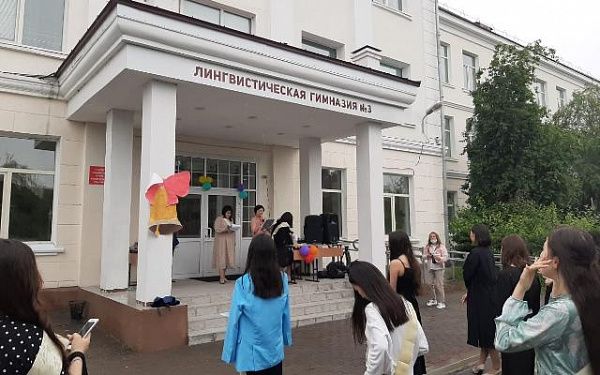 В Улан-Удэ лингвистическая гимназия №3 выпустила 29 медалистов