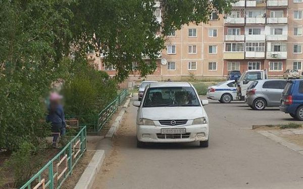 В Бурятии автоледи на "Мазде" сбила ребенка во дворе дома