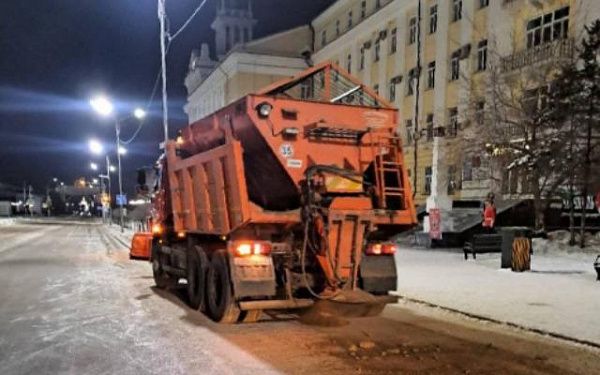 На улицы Улан-Удэ высыпали более 200 тонн песка 