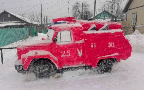 В Бурятии огнеборцы украсили пожарную часть снежными фигурами