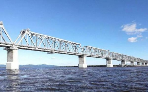По новому российско-китайскому железнодорожному мосту прошёл пробный поезд
