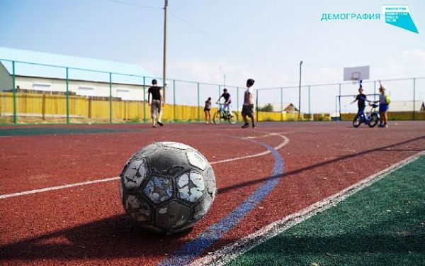 В пригороде Улан-Удэ завершают строительство мини-футбольного поля с беговыми дорожками