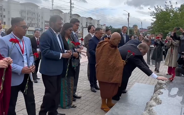 Иностранные гости буддийского форума почтили память погибших воинов Бурятии