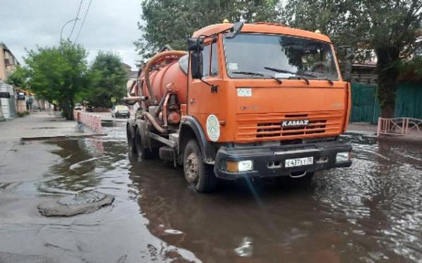 В Улан-Удэ спецтехника всю ночь откачивала лужи