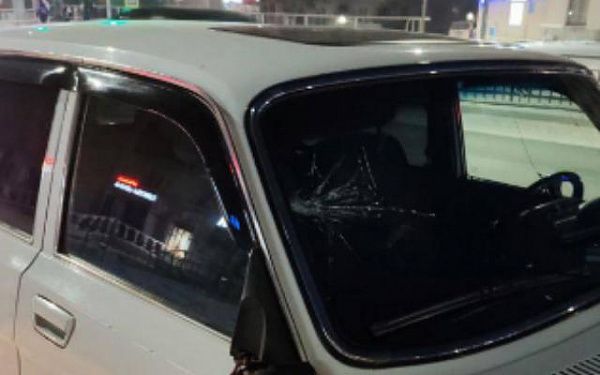В Улан-Удэ мужчина побежал на красный свет светофора и попал под машину