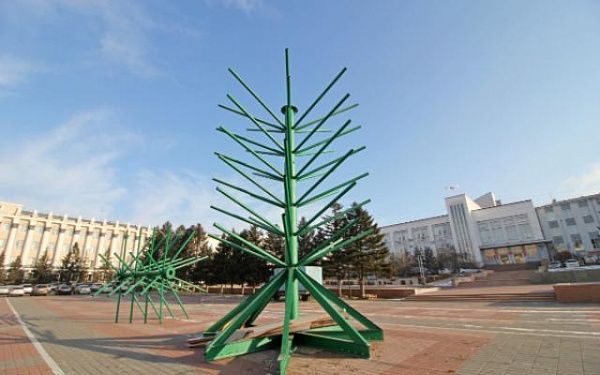 В Улан-Удэ на площади Советов устанавливают 25,5-метровую ёлку