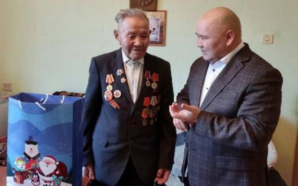 В Улан-Удэ с наступающим праздником поздравили ветерана Великой Отечественной
