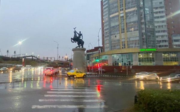 В центре Улан-Удэ водитель «Рено Логан» наехал на 27-летнюю девушку