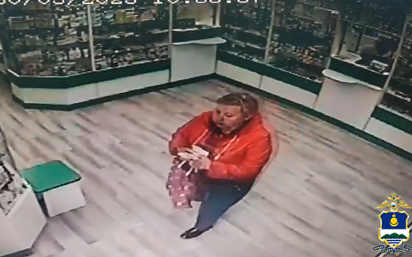 В Бурятии разыскивают женщину, похитившую чужой кошелек в аптеке