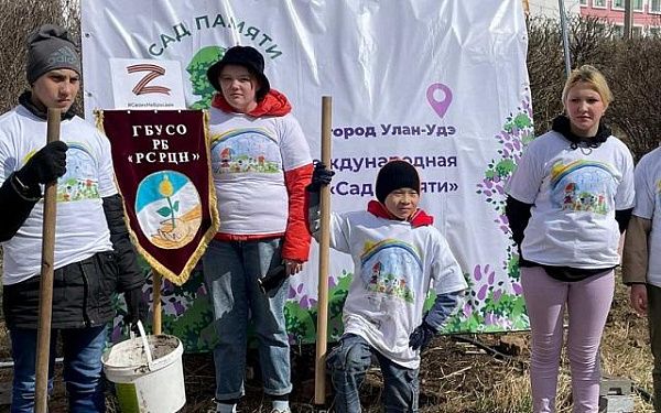 «Сад памяти» посадили дети из социального центра в Улан-Удэ