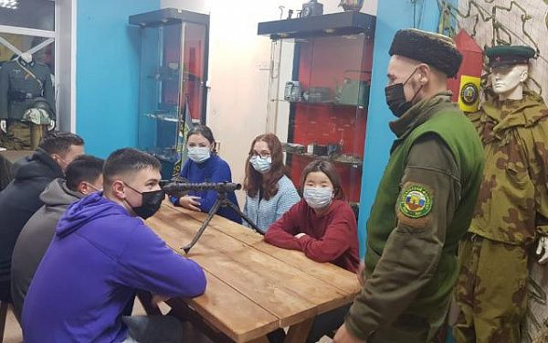 Народный фронт организовал для учащихся средних специальных учебных заведений Улан-Удэ экскурсию в клуб исторической реконструкции 