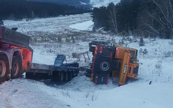 В Бурятии водитель грузовика не справился с управлением и съехал с трассы